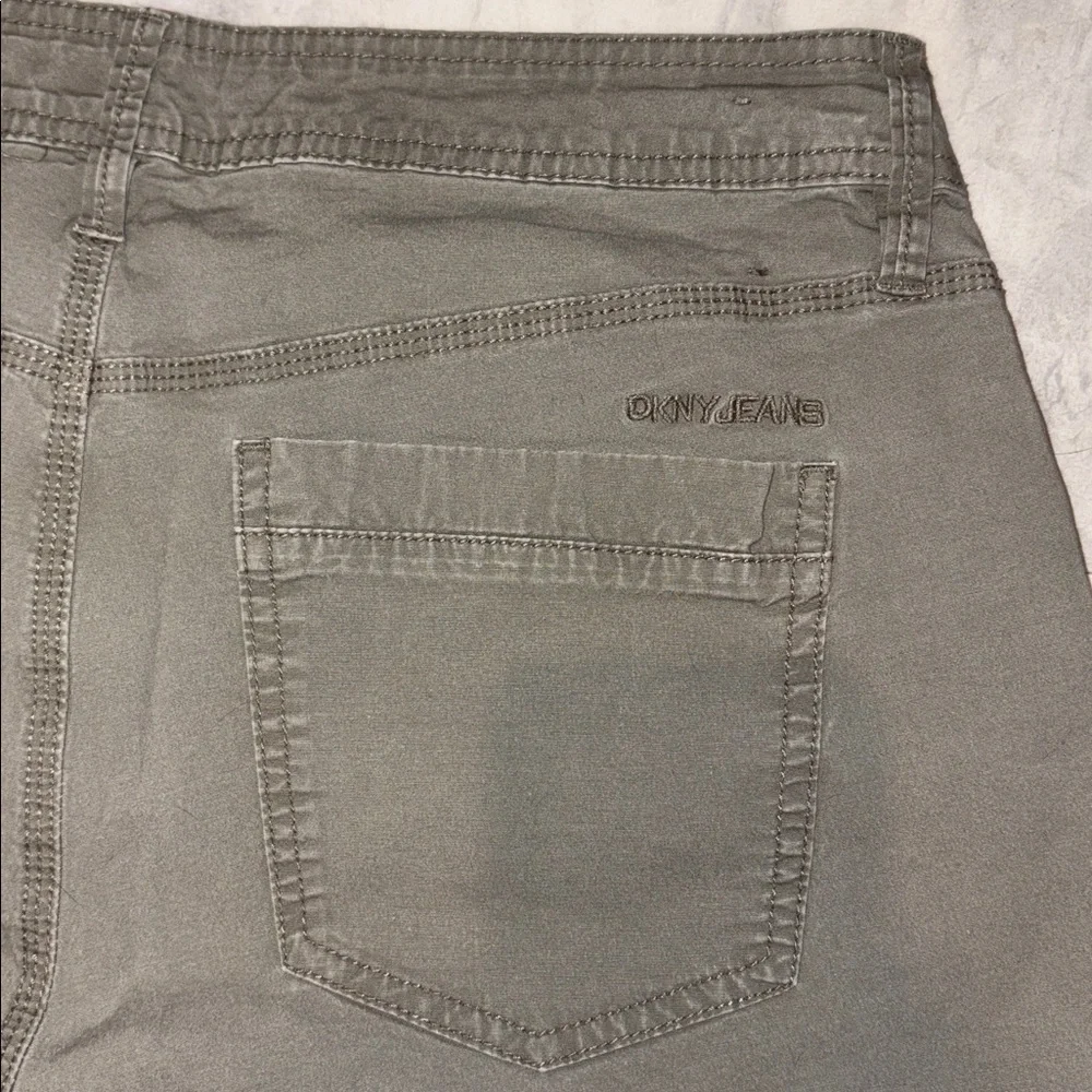 DKNY jeans Shorts hiking shorts Stretch 7.5” inseam mid rise army green NWOT